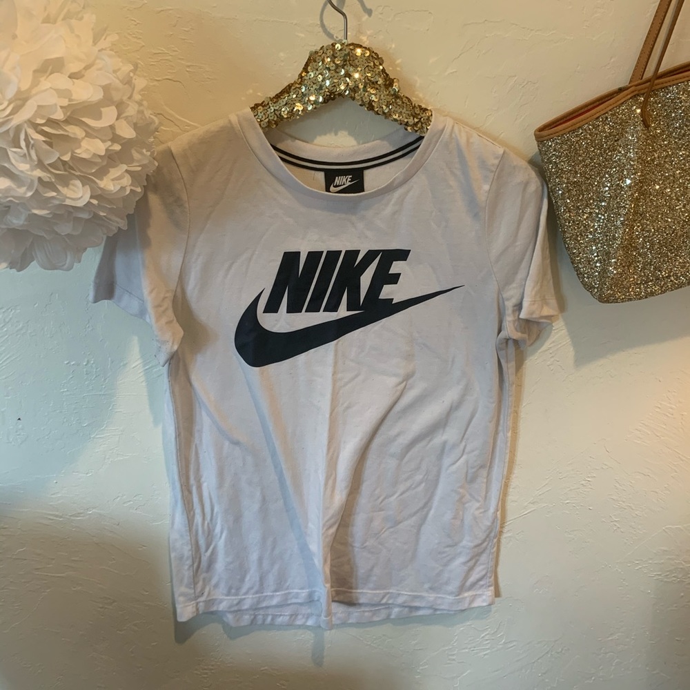 white nike tee